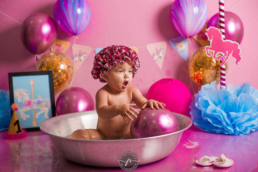 bebe linda na hora do banho em cake smash/ smash the cake de carrossel, no rio de janeiro, em bangu