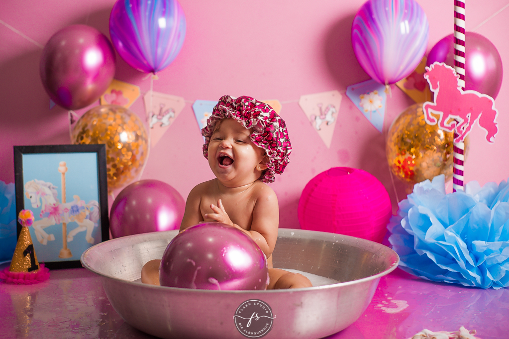 bebe rindo na hora do banho em cake smash/ smash the cake de carrossel, no rio de janeiro, em bangu