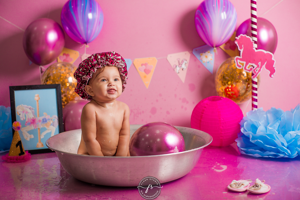 bebe de touquinha rindo na hora do banho em cake smash/ smash the cake de carrossel, no rio de janeiro, em bangu