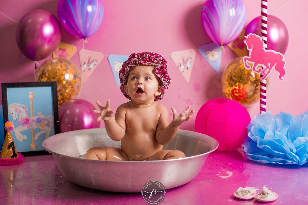 baby de touquinha na hora do banho em cake smash/ smash the cake de carrossel, no rio de janeiro, em bangu