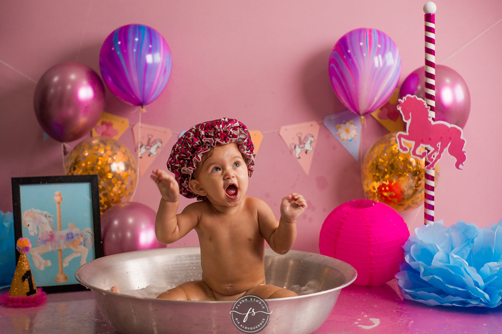 bebe brincando na hora do banho em cake smash/ smash the cake de carrossel, no rio de janeiro, em bangu