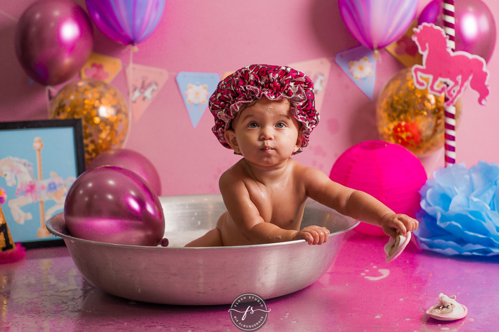 bebe de biquinho na hora do banho em cake smash/ smash the cake de carrossel, no rio de janeiro, em bangu