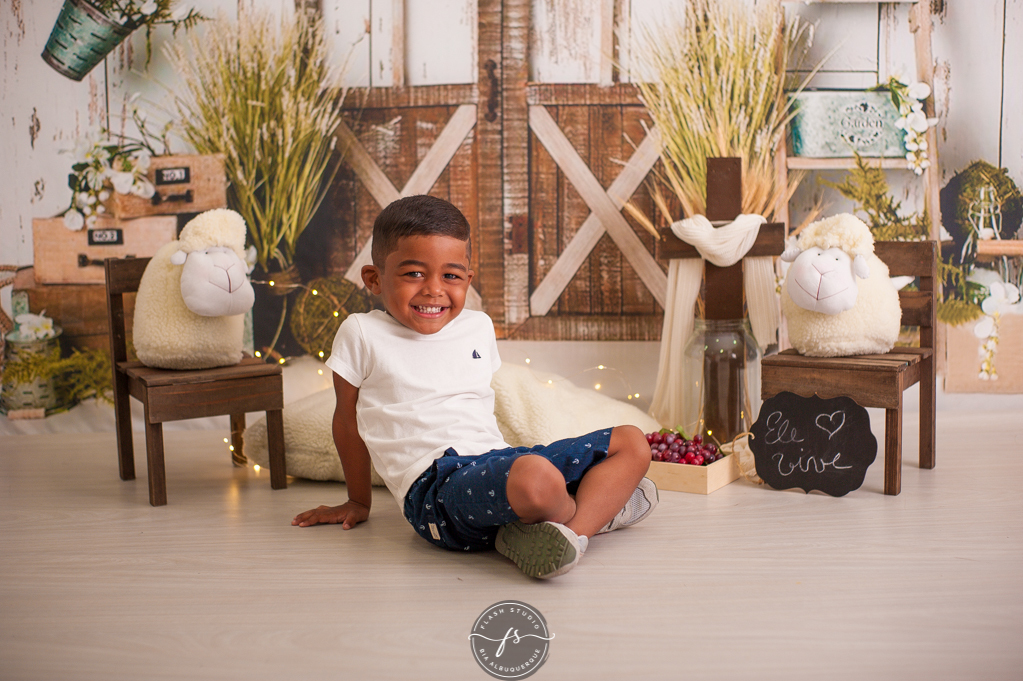 samuel em seu ensaio de pascoa, cenario de ovelhinhas, em estudio em bangu, no rio de janeiro 