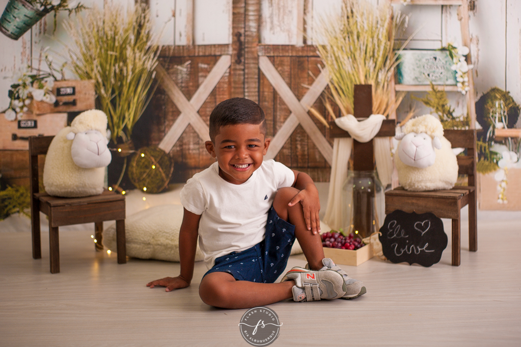 samuca em ensaio de pascoa, cenario de ovelhinhas, em estudio em bangu, no rio de janeiro 