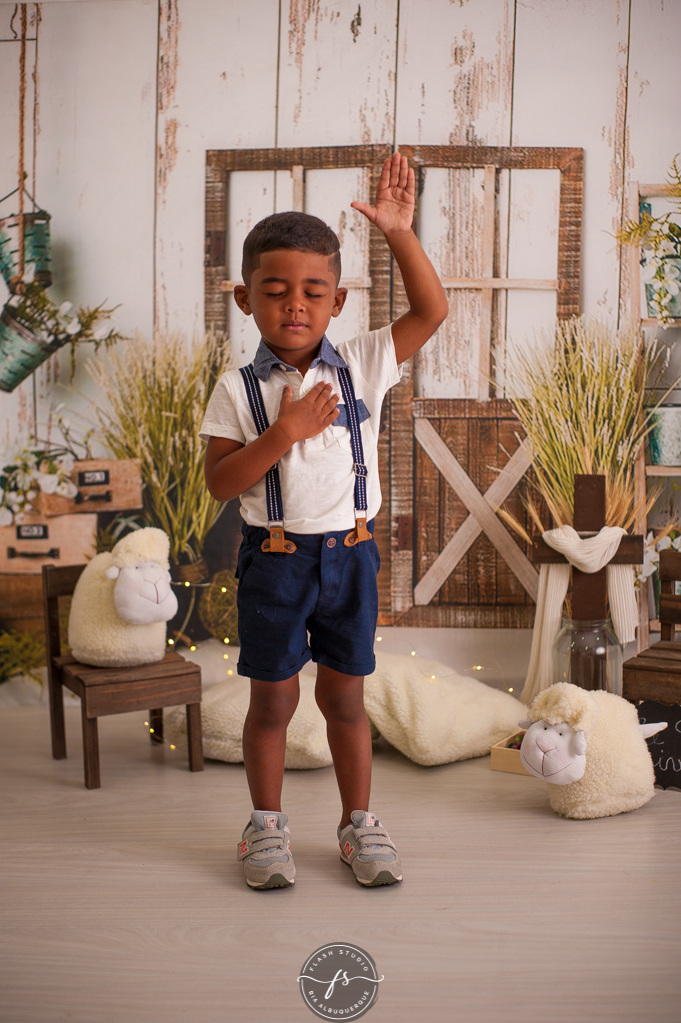 criança orando ensaio de pascoa, cenario de ovelhinhas, em estudio em bangu, no rio de janeiro 