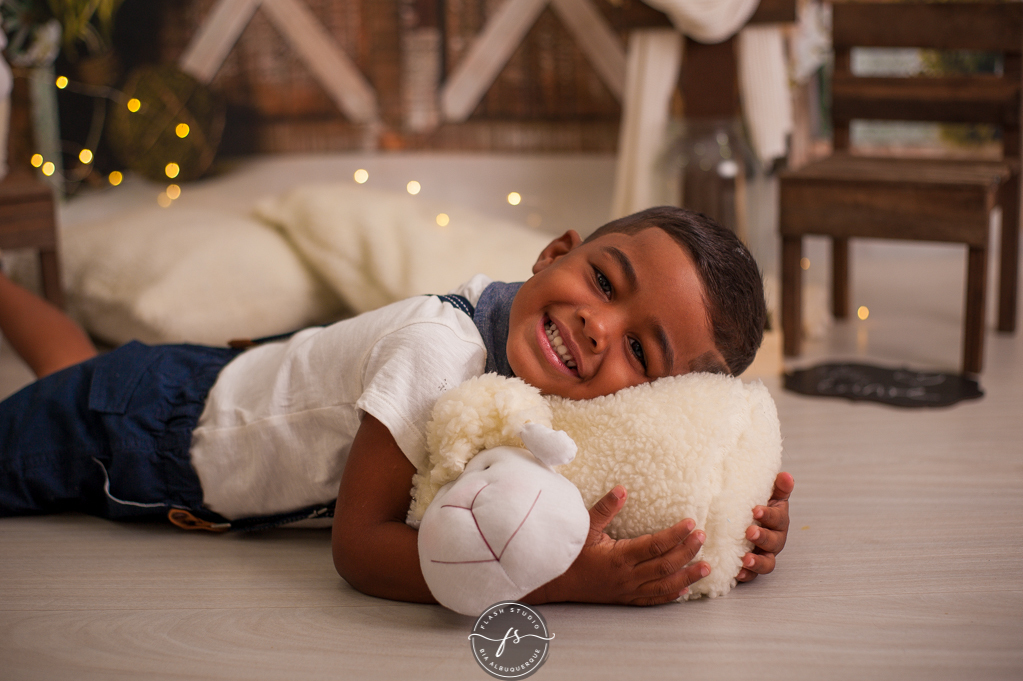menino feliz ensaio de pascoa, cenario de ovelhinhas, em estudio em bangu, no rio de janeiro 
