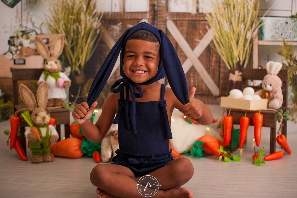 samuel em ensaio de pascoa, cenario de coelhinhos, em estudio em bangu, no rio de janeiro 
