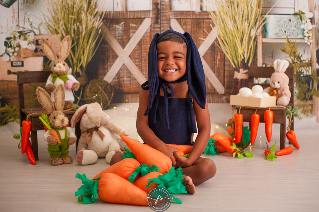 menino em ensaio de pascoa, cenario de coelhinhos, em estudio em bangu, no rio de janeiro 