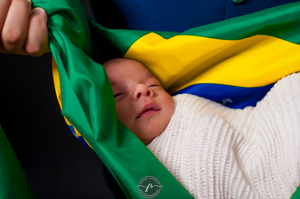 bebe dorme na bandeira do brasil em ensaio newborn de militar, no rio de janeiro, em bangu