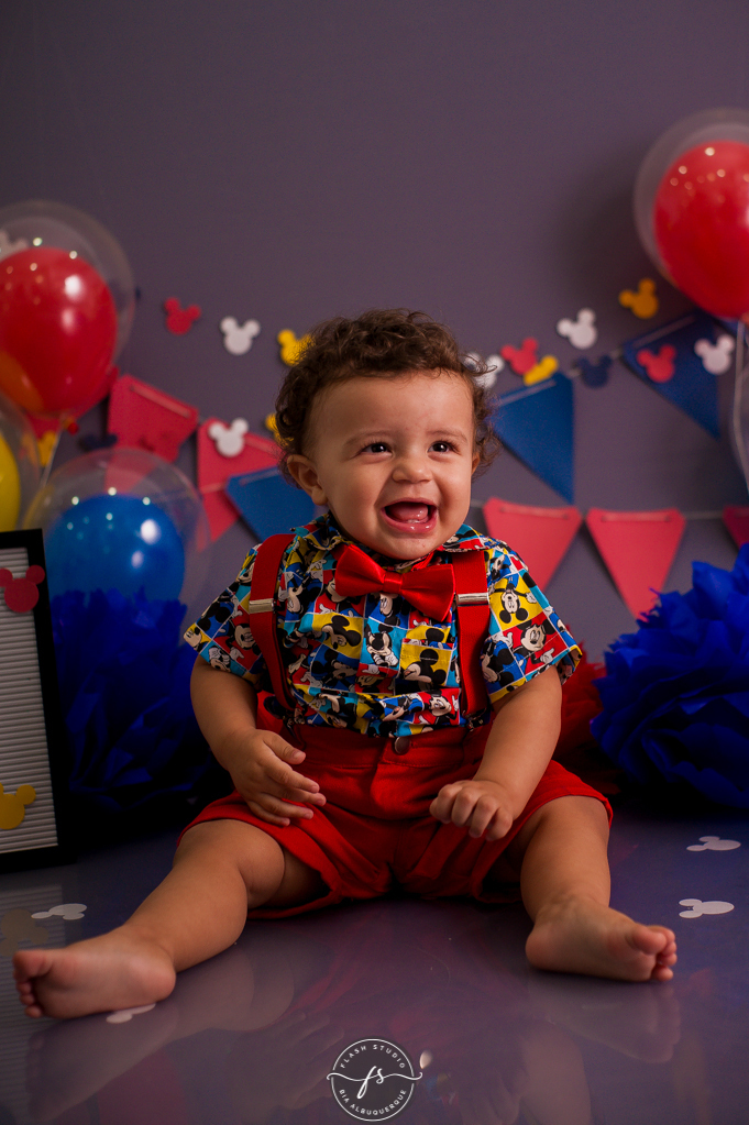 bebe sorrindo em Smash the cake do Mickey, no rio de janeiro, em bangu