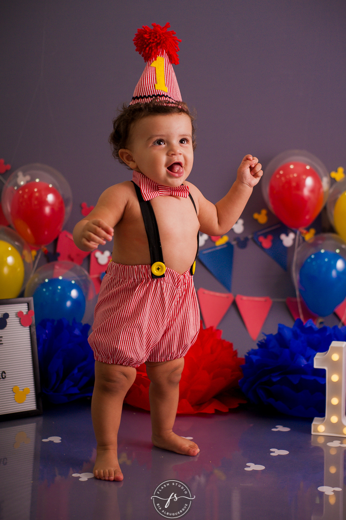 bebe em pé Smash the cake do Mickey, no rio de janeiro, em bangu