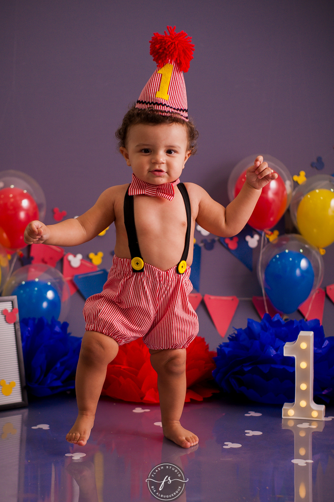 bebe andando em Smash the cake do Mickey, no rio de janeiro, em bangu