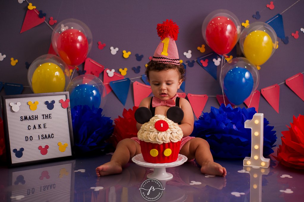 bebe com bolo em Smash the cake do Mickey, no rio de janeiro, em bangu