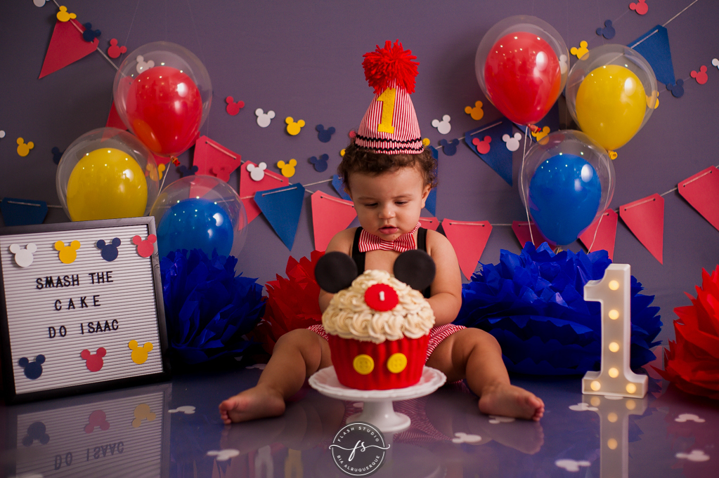 baby com bolo em Smash the cake do Mickey, no rio de janeiro, em bangu