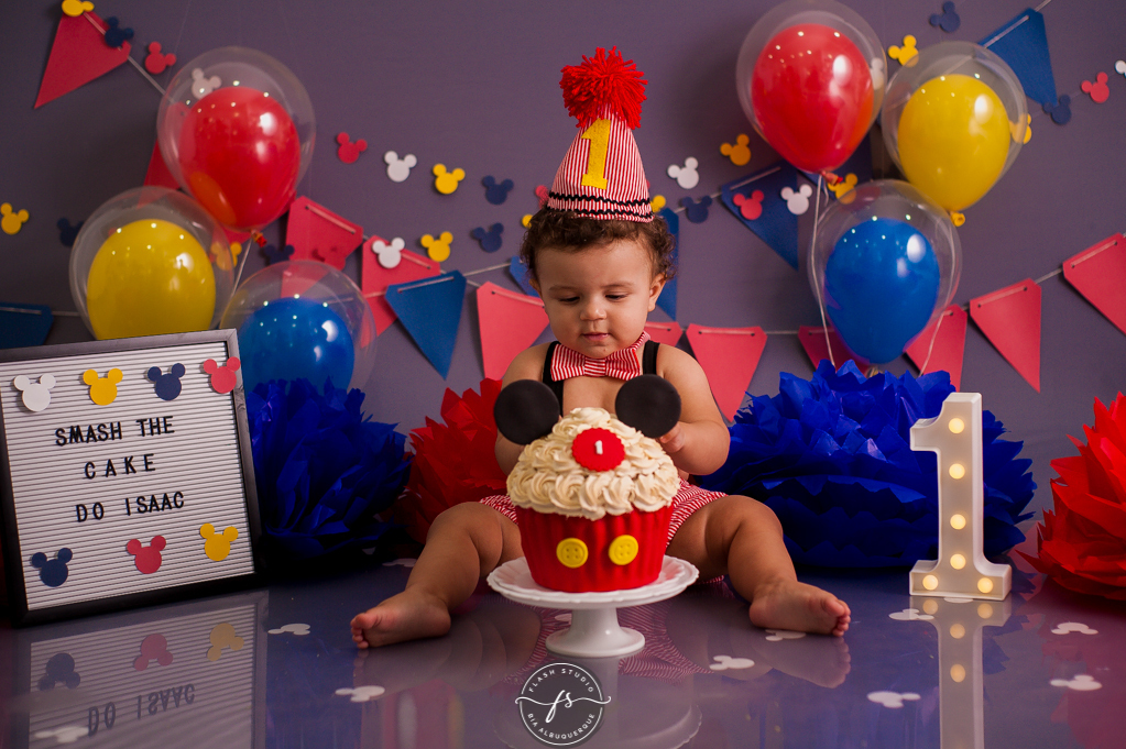 bebezinho com bolo em Smash the cake do Mickey, no rio de janeiro, em bangu