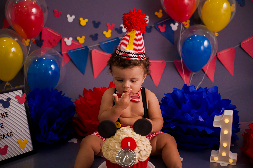 bebe come bolo em Smash the cake do Mickey, no rio de janeiro, em bangu