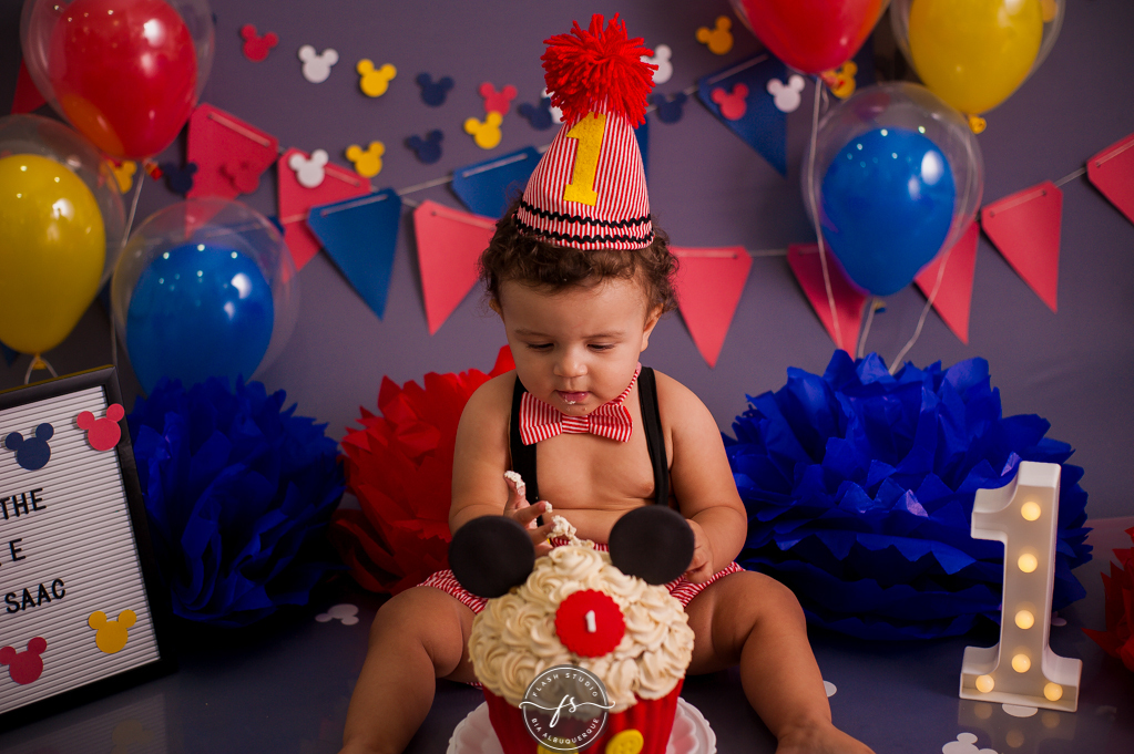 baby come bolo em Smash the cake do Mickey, no rio de janeiro, em bangu