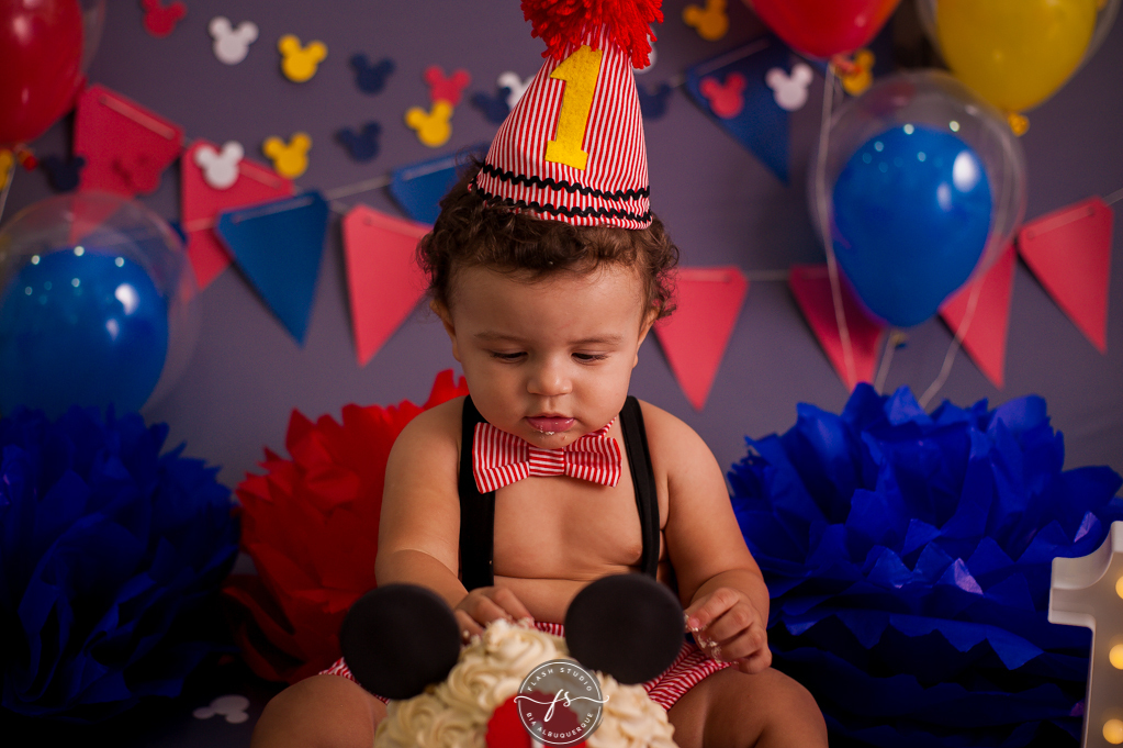 comendo bolo em Smash the cake do Mickey, no rio de janeiro, em bangu