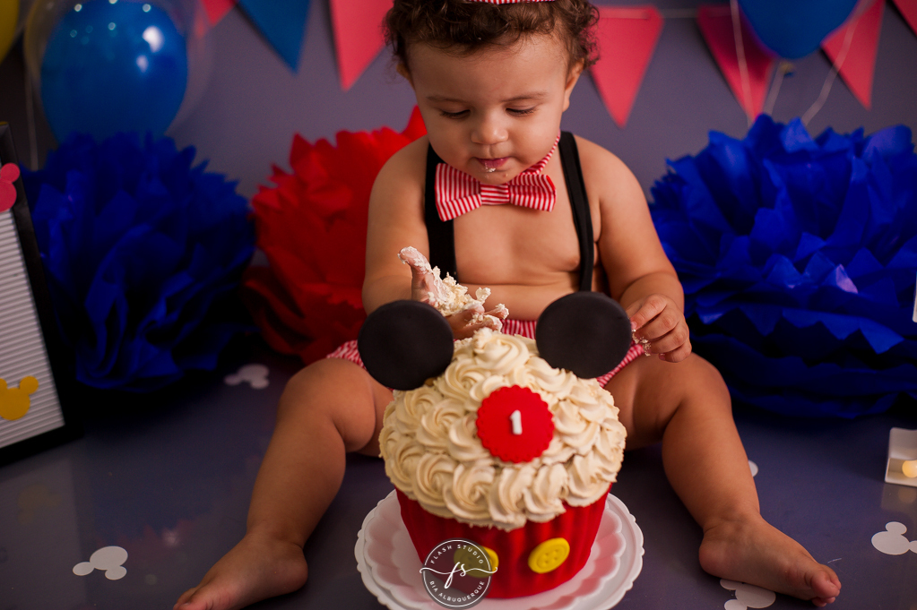 bebe comendo bolo em Smash the cake do Mickey, no rio de janeiro, em bangu
