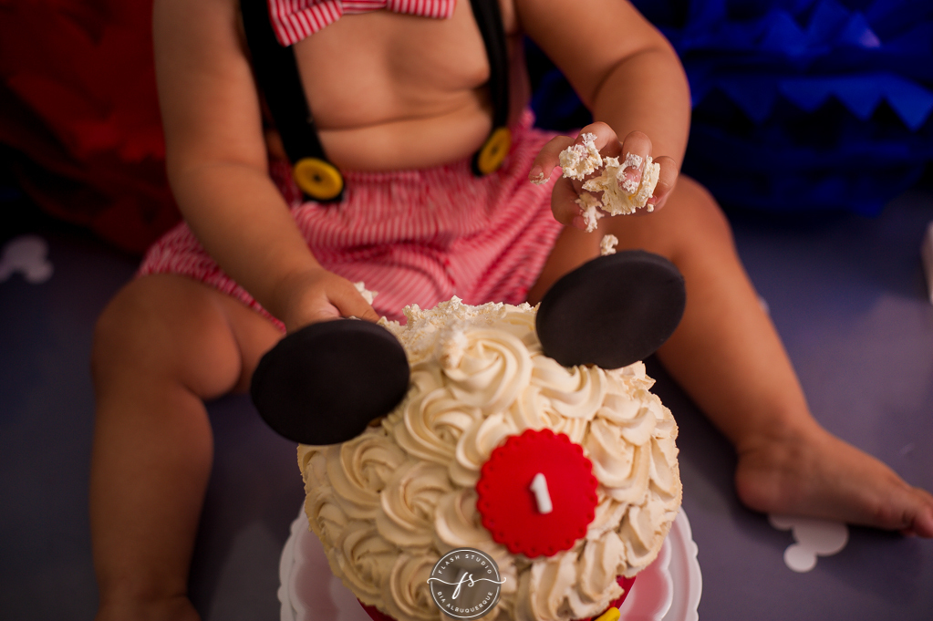 baby comendo bolo em Smash the cake do Mickey, no rio de janeiro, em bangu