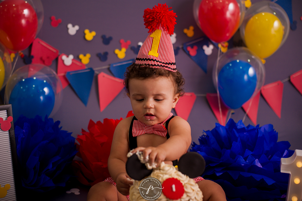 bebe brincando com bolo em Smash the cake do Mickey, no rio de janeiro, em bangu
