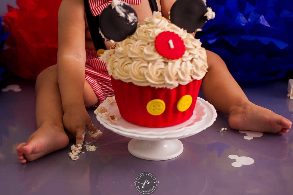 bebe se divertindo com bolo em Smash the cake do Mickey, no rio de janeiro, em bangu