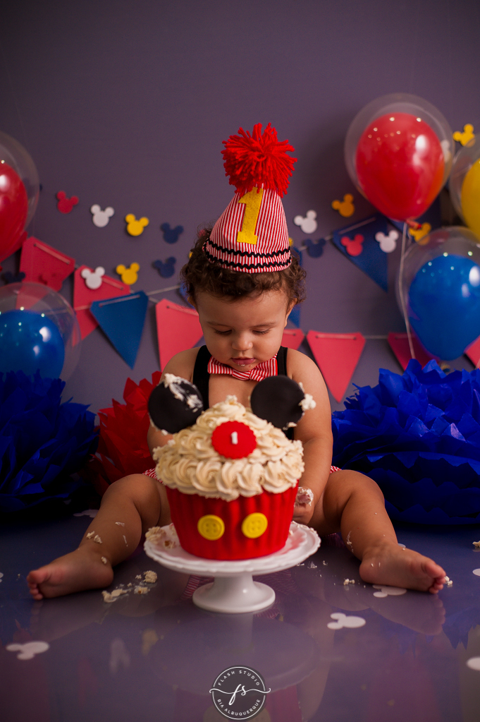 bebe e seu bolo em Smash the cake do Mickey, no rio de janeiro, em bangu