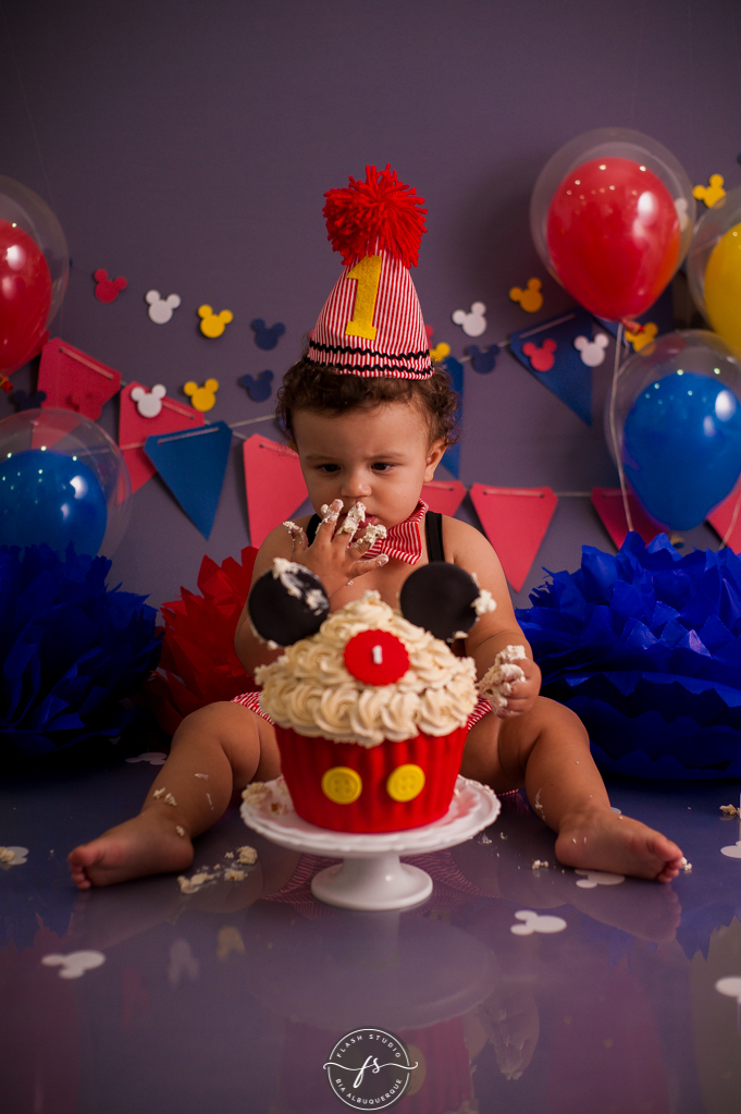 bebe fazendo bagunça em Smash the cake do Mickey, no rio de janeiro, em bangu