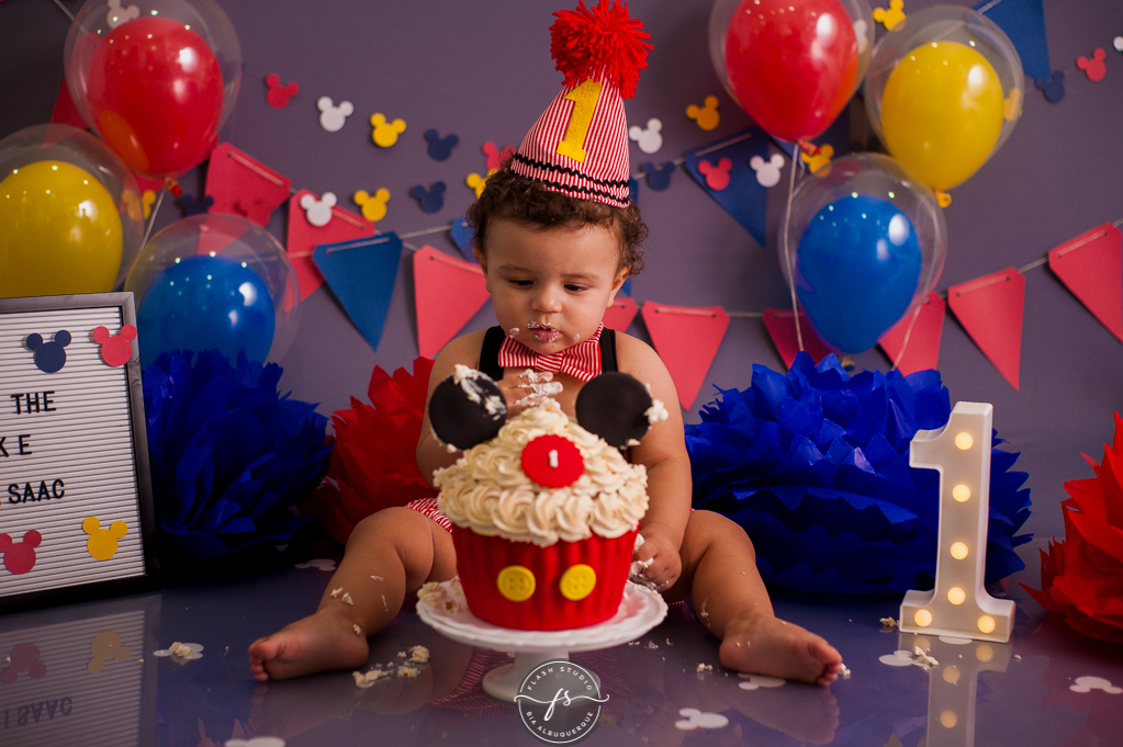 bebe com seu bolinho em Smash the cake do Mickey, no rio de janeiro, em bangu