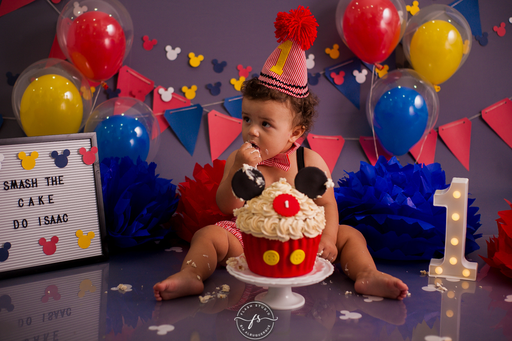 bebe com bolo Smash the cake do Mickey, no rio de janeiro, em bangu