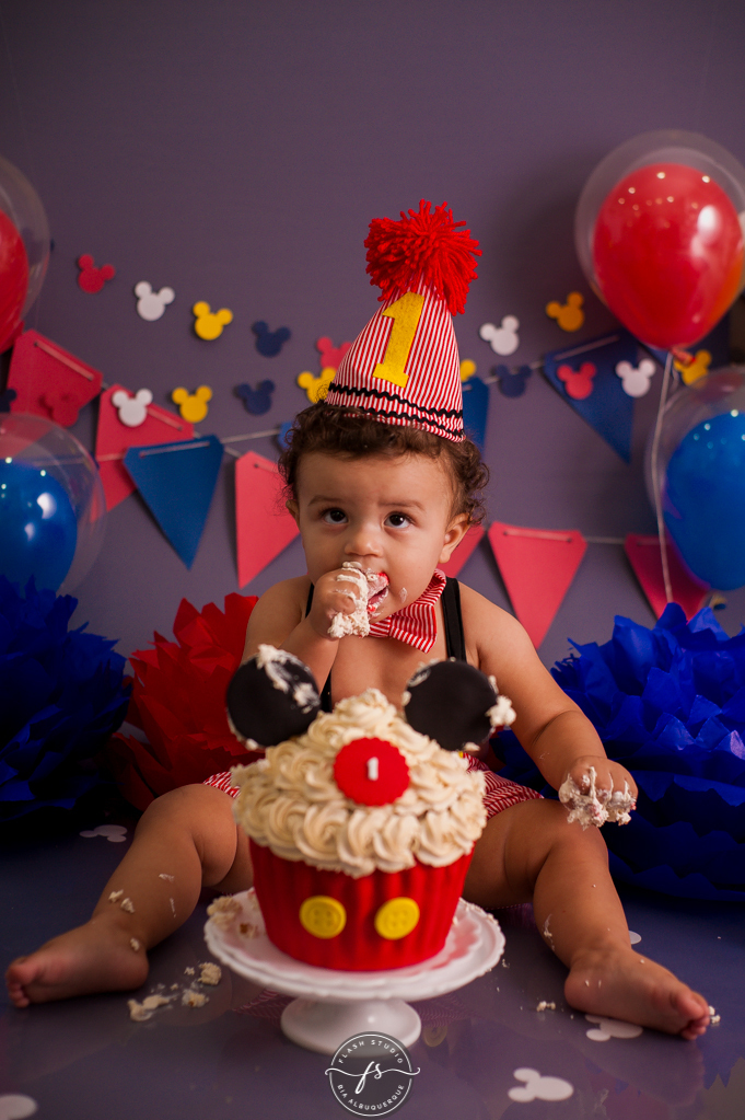 isaac em seu Smash the cake do Mickey, no rio de janeiro, em bangu
