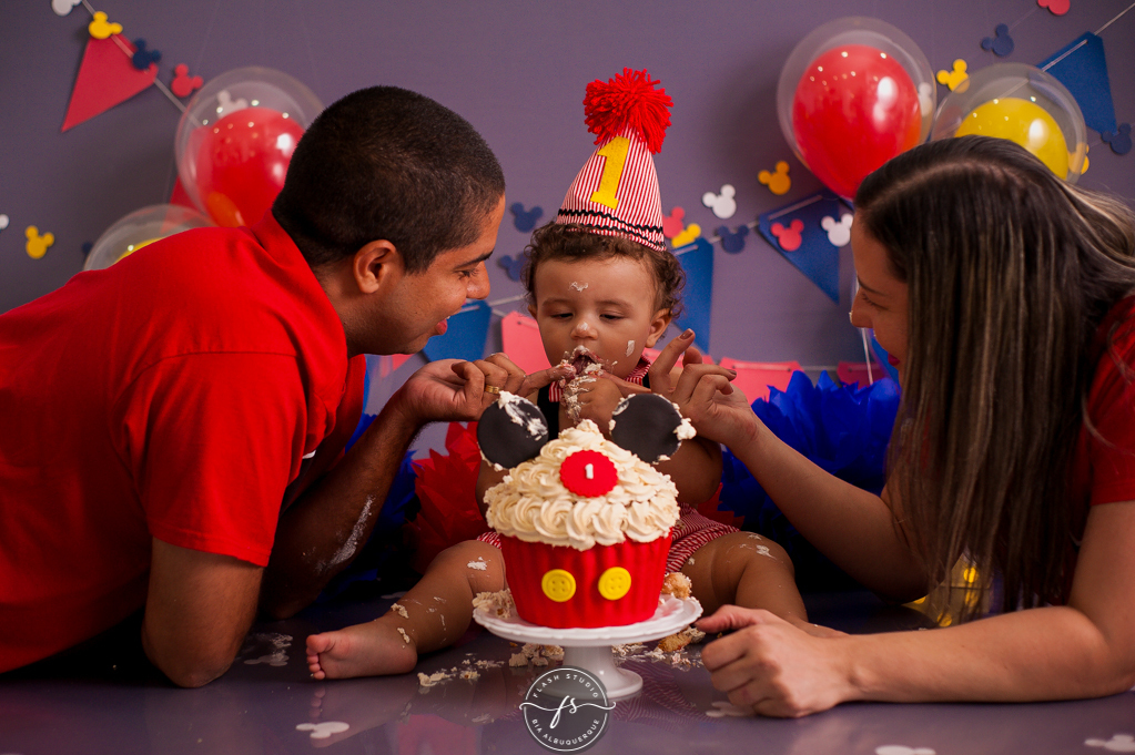 pais e bebe em Smash the cake do Mickey, no rio de janeiro, em bangu
