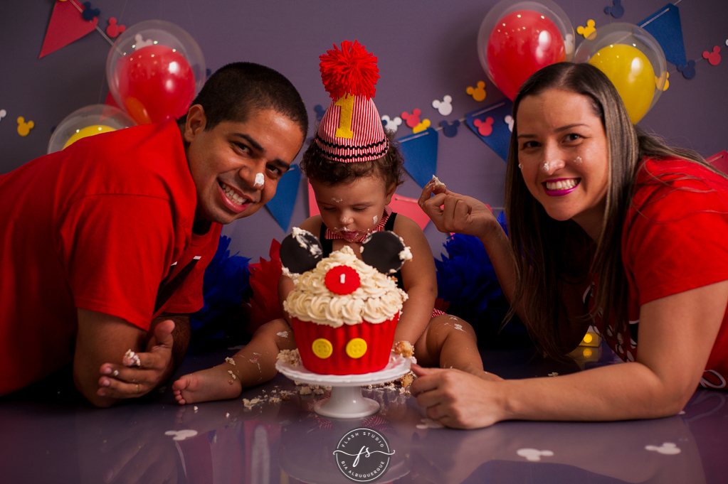 mamae e papai em Smash the cake do Mickey, no rio de janeiro, em bangu