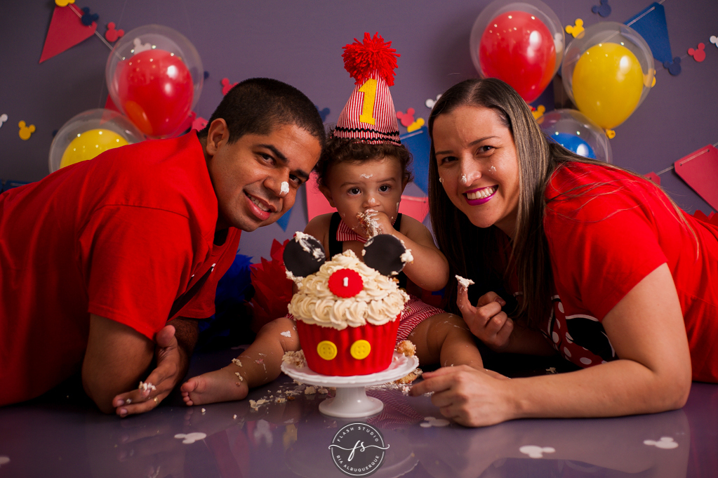 familia em seu  Smash the cake do Mickey, no rio de janeiro, em bangu