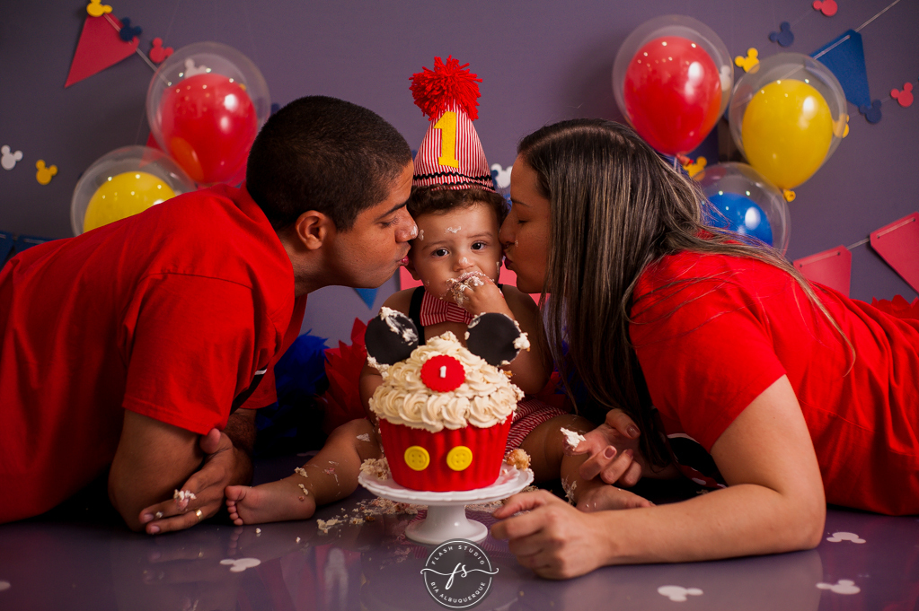 beijinho em Smash the cake do Mickey, no rio de janeiro, em bangu
