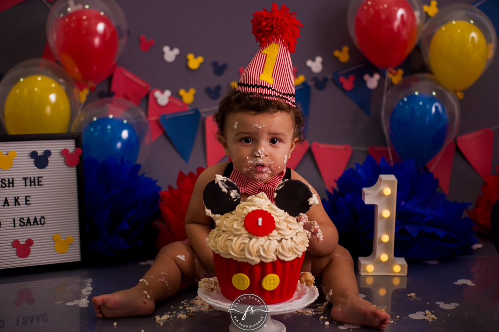 bebe todo sujo em Smash the cake do Mickey, no rio de janeiro, em bangu