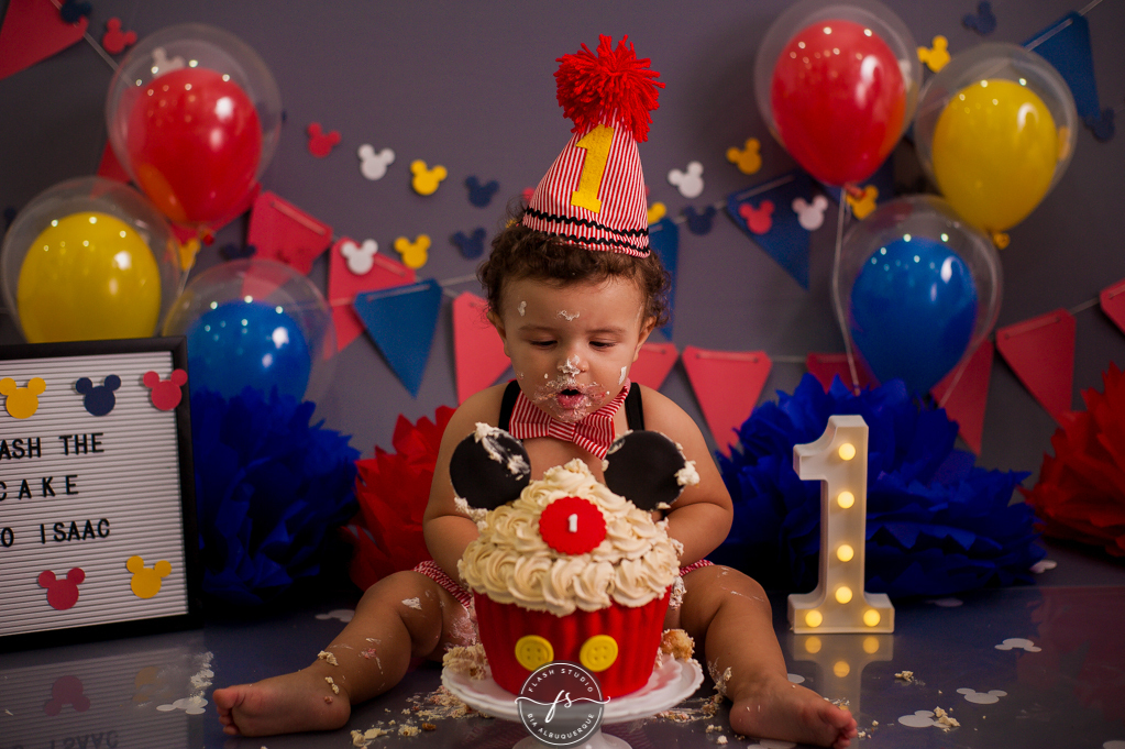 bebe bagunça em Smash the cake do Mickey, no rio de janeiro, em bangu