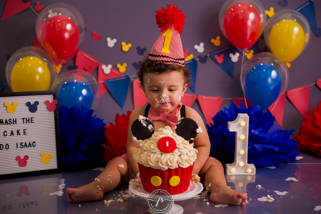 nenem fazendo bagunça em Smash the cake do Mickey, no rio de janeiro, em bangu