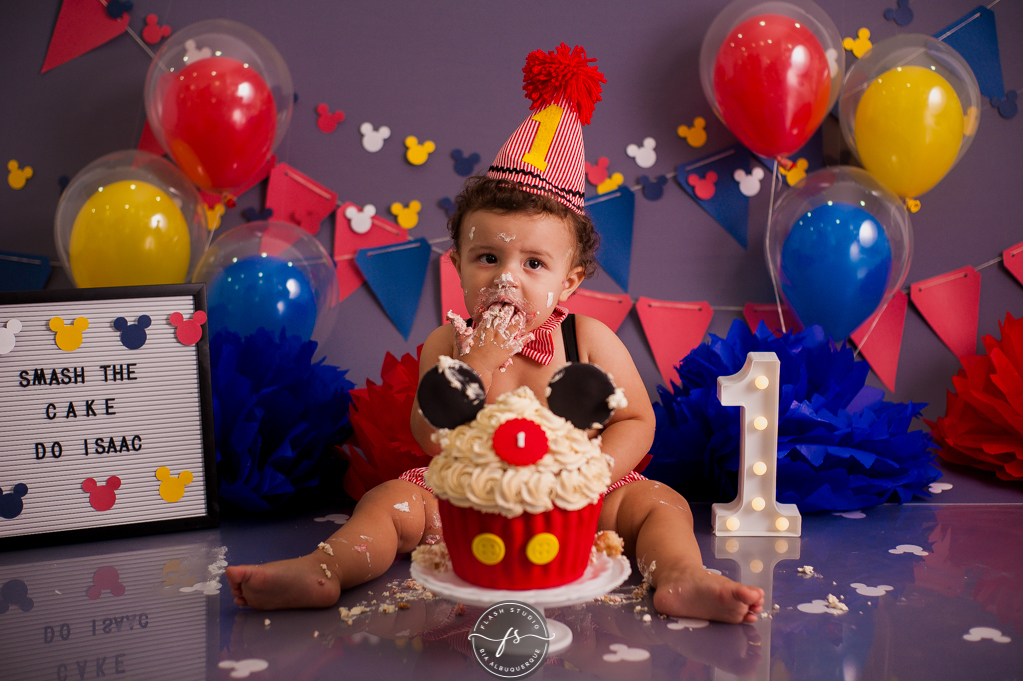 bebe fazendo a festa em Smash the cake do Mickey, no rio de janeiro, em bangu