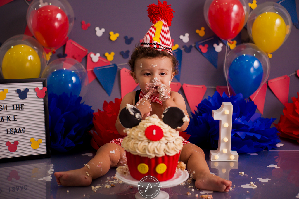 bebe comendo bolo em seu Smash the cake do Mickey, no rio de janeiro, em bangu