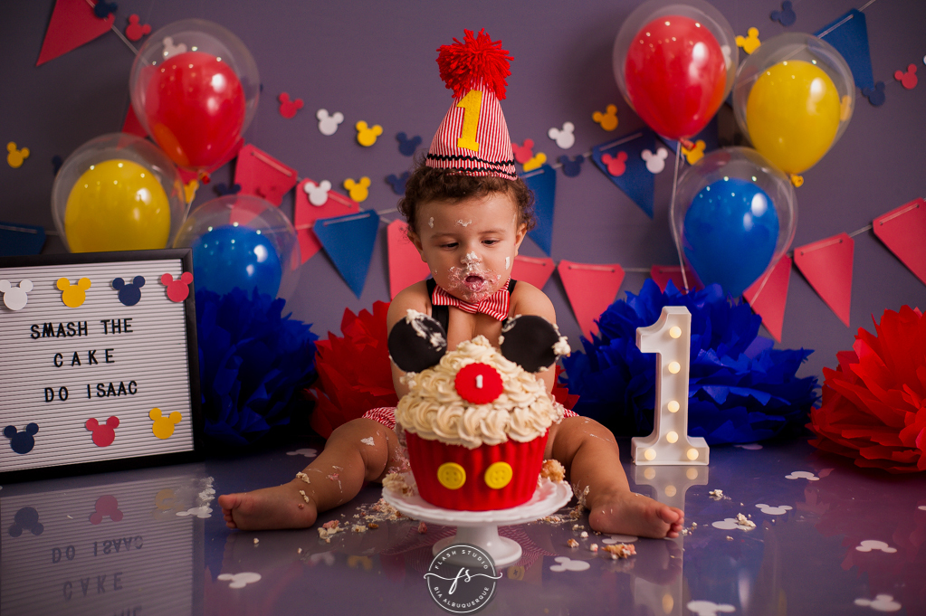 isaac lindo em Smash the cake do Mickey, no rio de janeiro, em bangu