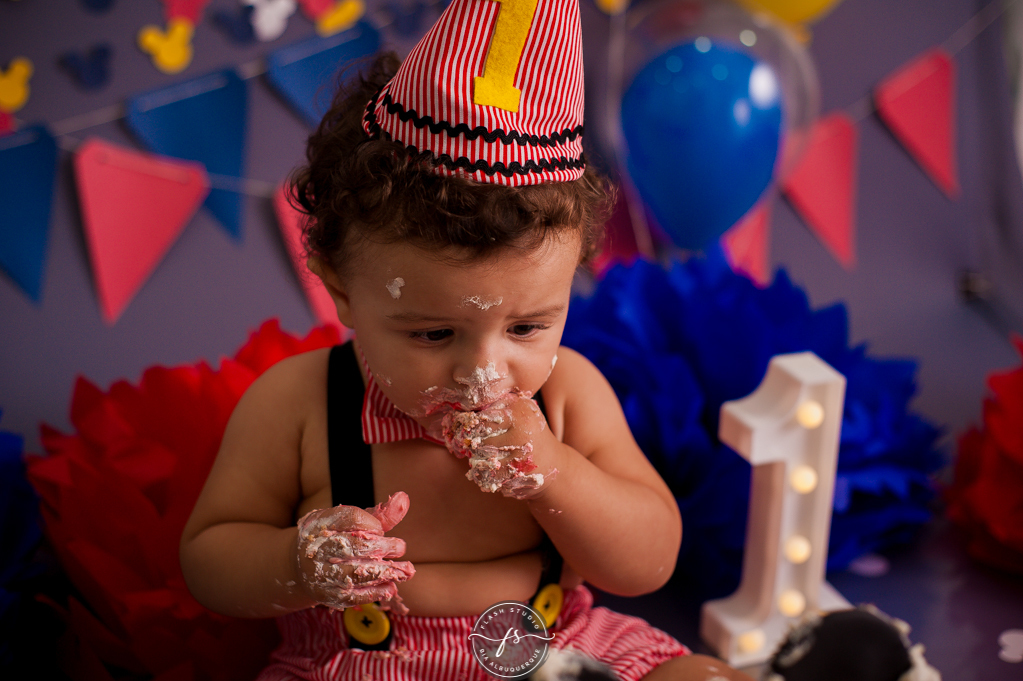 bebe comendo bolo em Smash the cake no tema do Mickey, no rio de janeiro, em bangu