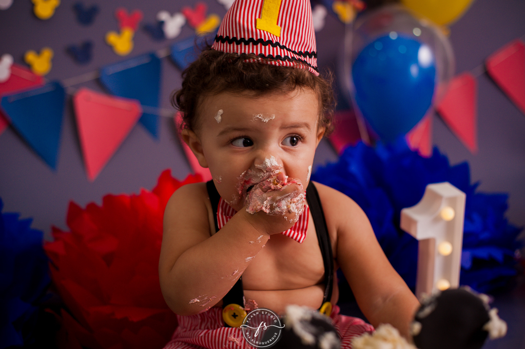 baby comendo bolo em Smash the cake no tema do Mickey, no rio de janeiro, em bangu