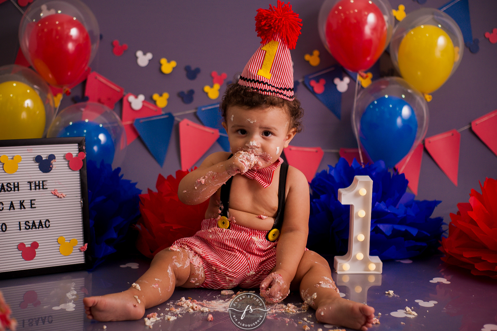 bebe fazendo a festa  em Smash the cake no tema do Mickey, no rio de janeiro, em bangu