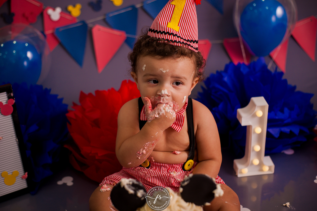 bebezinho comendo bolo  em Smash the cake no tema do Mickey, no rio de janeiro, em bangu