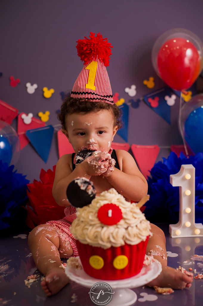 isaac comendo bolo  em Smash the cake no tema do Mickey, no rio de janeiro, em bangu