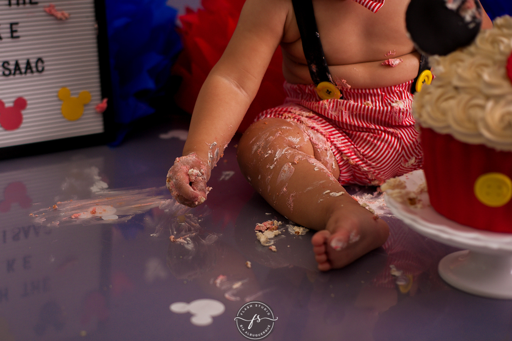 bagunça  em Smash the cake no tema do Mickey, no rio de janeiro, em bangu