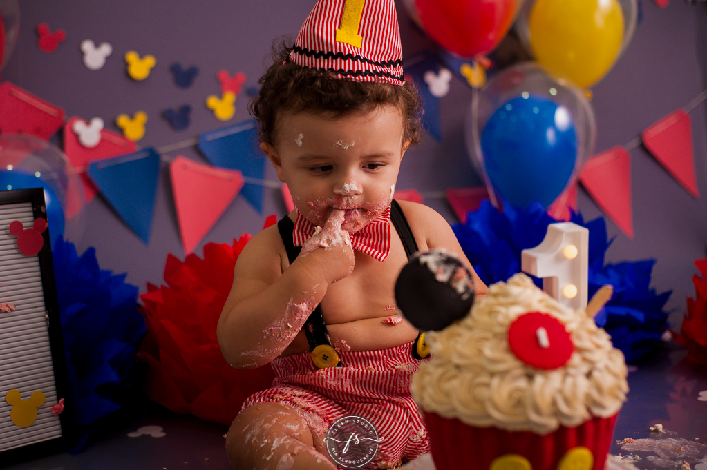 muita festa  em Smash the cake no tema do Mickey, no rio de janeiro, em bangu