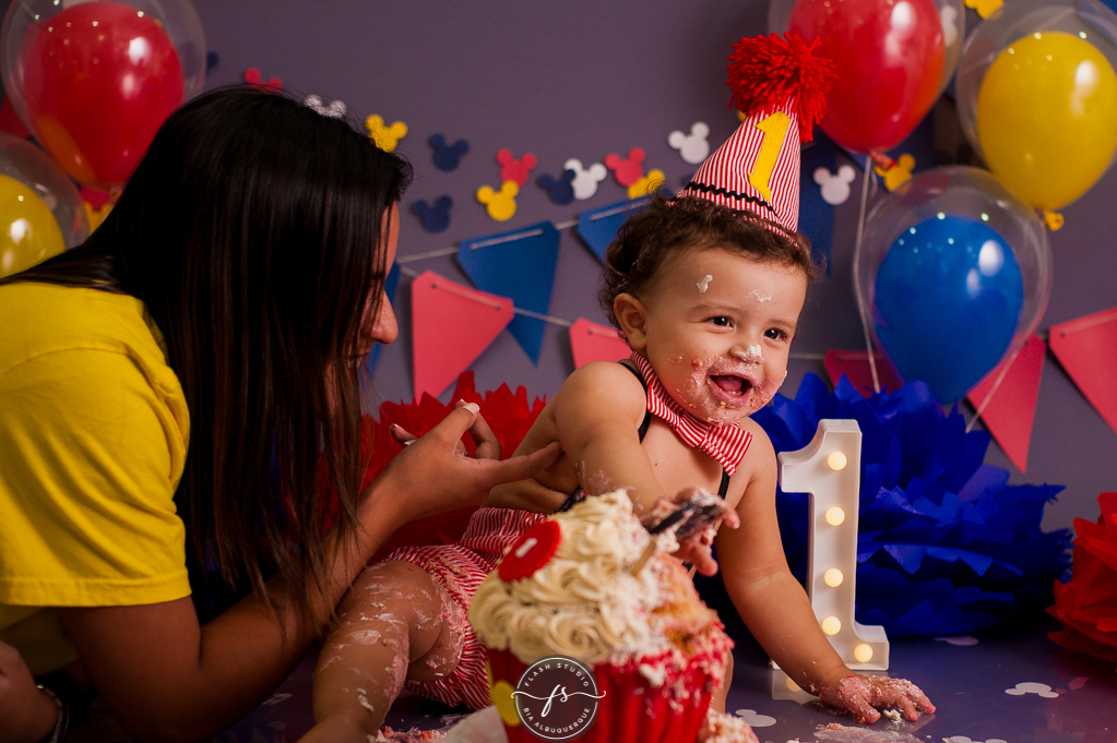 dindinha  em Smash the cake no tema do Mickey, no rio de janeiro, em bangu