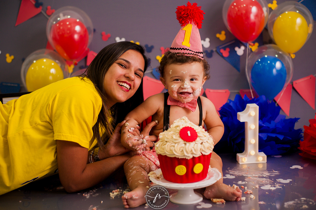 isaac e dinda  em Smash the cake no tema do Mickey, no rio de janeiro, em bangu